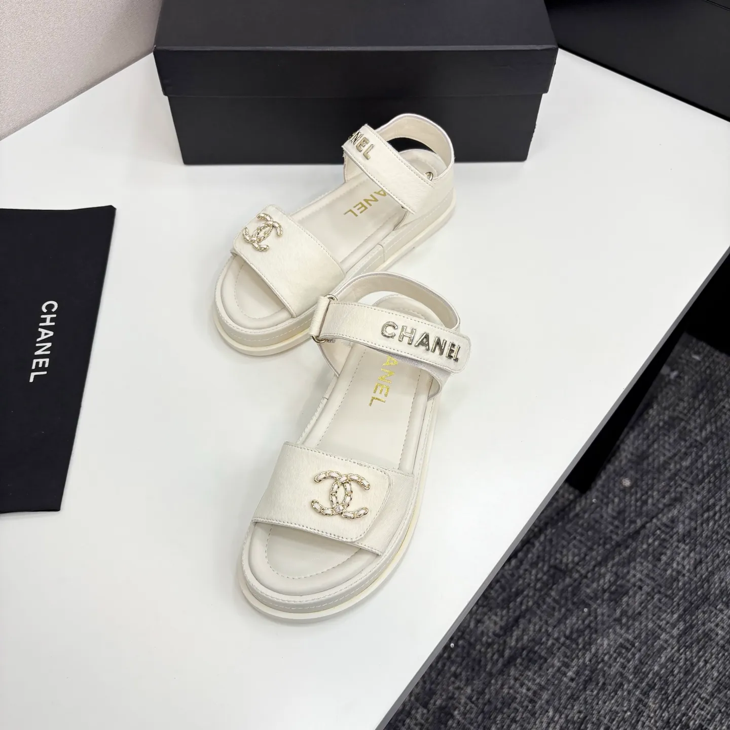 👟👟Ex-factory price 560👟👟Chanel Chanel's new early autumn thick-soled sandals are popular on catwalks on major social platforms. One of the most popular sandals at the moment. Soft and comfortable on the feet. Horsehair upper imported from Italy. Sheepskin feet. Original molded outsole Size: 35-40 (41 customized)